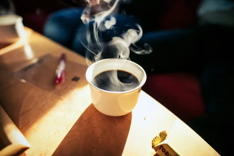 نوشیدنی کافئین دار روی میز صبح