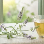 گل شاه‌پسند دارویی و یک فنجان دمنوش در بررسی کاربرد سنتی آن برای گلودرد