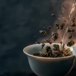 چای اولانگ در ظرف چینی در فضایی آرامش بخش