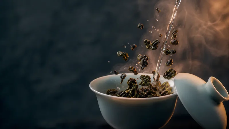 چای اولانگ در ظرف چینی در فضایی آرامش بخش