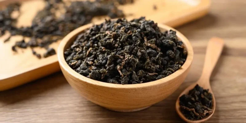 چای اولانگ چینی در ظروف چوبی