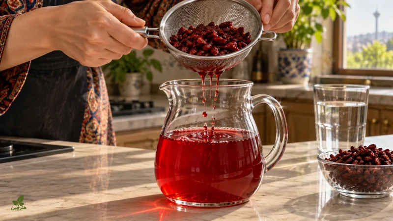صاف‌کردن نوشیدنی زرشک در پارچ شیشه‌ای باز