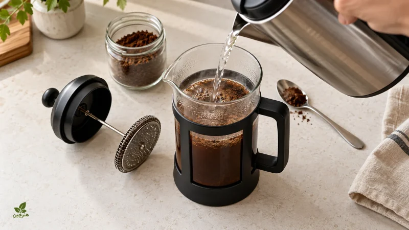 تهیه چای هسته خرما با پودر برشته در فرنچ‌پرس