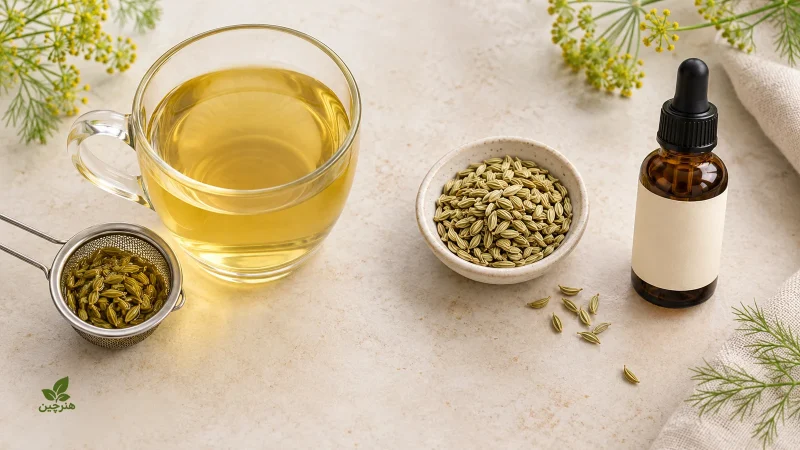 دمنوش رازیانه در چپ و بطری قطره در راست، کنار دانه رازیانه
