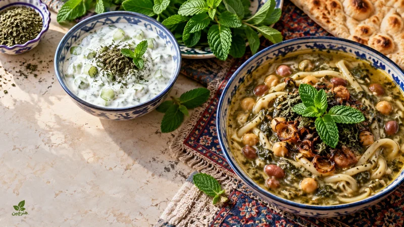 برگ نعناع سبز کنار ماستوخیار و آش رشته برای نشاندادن کاربرد در غذا